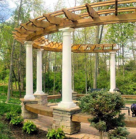 freestanding circle Curved Pergola, Corner Pergola, Cheap Pergola, Tiki Bars, Pergola Swing, Pergola Ideas, Building A Pergola, Modern Pergola, Pergola Attached To House