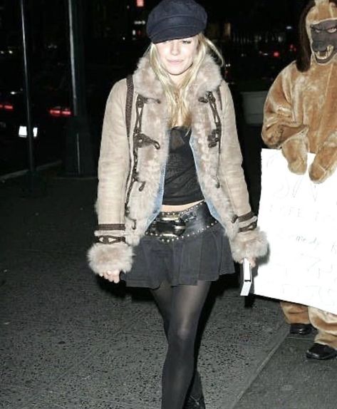 2000s Winter Fashion, Outfits 2000s, Walking Down The Street, Early 2000s Fashion, 2000s Outfits, Winter Boho, Sienna Miller, 2000s Fashion Outfits, Mode Inspo