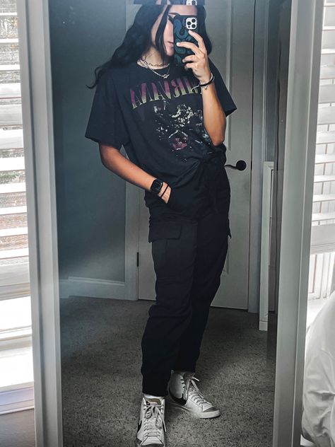 Grunge Black Cargo Pants Outfit, Oversized Black Cargo Pants For Streetwear, Black Cargo Style Grunge Pants, 2022 Cargo Pants, What To Wear With Black Cargo Pants, Edgy Black Cargo Jeans, Fall Back To School Outfits, Cargos Outfits, Black Grunge Style Full-length Cargo Pants