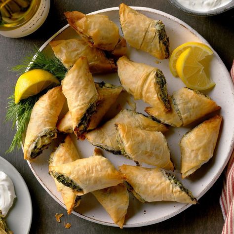 Easy Spanakopita Appetizers Spanakopita Appetizers, Holiday Snacks Appetizers, Spanakopita Recipe, One Bite Appetizers, Christmas Finger Foods, Greek Spinach Pie, Spinach Pie, Quick Appetizers, Phyllo Dough