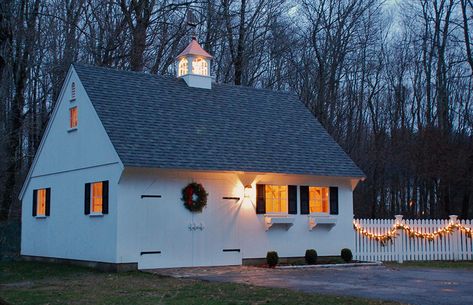 22' Saltbox Carriage House Building | Country Carpenters Cheap Garage Doors, Houses Garden, Carriage House Garage, Garage Guest House, Carriage House Plans, Country Barns, Barn Garage, Garage Apartments, Salt Box