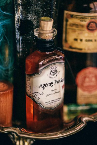 ڿڰۣ-- Ꮥƥσσƙy Hallσωҽҽɲ Harry Potter Potion Labels, Halloween Apothecary, Halloween Potion Bottles, Harry Potter Potions, Potion Labels, Festa Harry Potter, Halloween Potions, Hogwarts Aesthetic, Slytherin Aesthetic