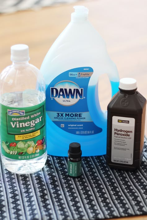 Cleaning Carpet Stains, Clean Hacks, Carpet Diy, Carpet And Upholstery Cleaner, Casa Clean, Carpet Cleaner Homemade, Clean Couch, Vinegar Cleaning, Household Cleaning Tips