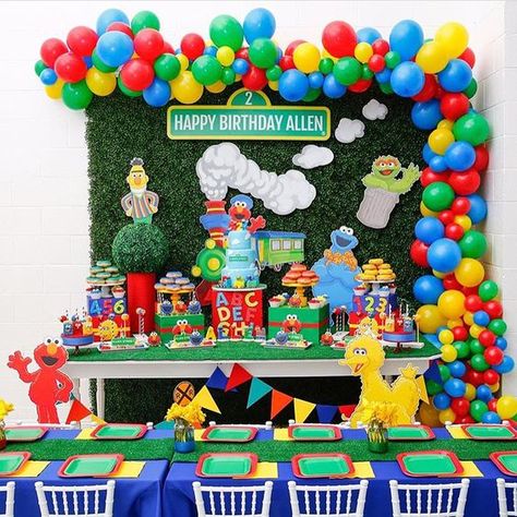 Fiestas Infantiles con las mejores temáticas, Plaza Sésamo nos brinda unos increíbles y divertidos arreglos. #FiestaPlazaSesamo #PlazaSesamo Sesame Street Dessert Table, Sesame Street Birthday Party Ideas Boy, Street Dessert, Elmo Birthday Party Boy, Elmo First Birthday, Birthday Theme Decoration, Cookie Monster Birthday, Elmo Birthday Party, Birthday Party Desserts