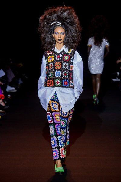 Ashish Fall 2019 Ready-to-Wear Collection - Vogue Maglia Fair Isle, 2019 Ready To Wear, Ready To Wear Fashion Show, Knitted Fashion, Ready To Wear Fashion, Big Knits, Colorful Crochet, Stil Boho, Vogue Germany