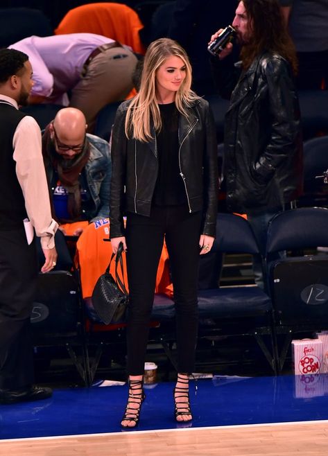 Kate Upton Style, Basketball Game Outfit Women, Basketball Game Outfit, Game Outfit, Oufits Casual, Kate Upton, Looks Street Style, All Black Outfit, New York Knicks