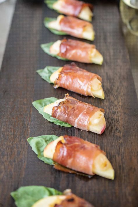 If you’re looking for the easiest appetizer for apple season, these Smoked Prosciutto Wrapped Apple Bites are what you need. Sweet apples wrapped in Parmesan cheese, prosciutto and basil then brush them with honey. #proscuittoapple #proscuittoparmesanproscuitto #applebites Apple Appetizers, Wine Party Appetizers, Prosciutto Appetizer, Apple Bites, Warm Appetizers, Gluten Free Puff Pastry, Sweet Apples, Prosciutto Wrapped, Apple Bite