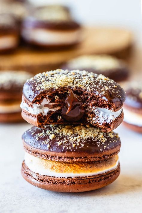 S’mores Macarons, Marshmallow Ganache, Smores Macarons, Pies And Tacos, French Macaroon Recipes, Macaron Ideas, Macarons Macaroons, Macaron Recipes, Milk Chocolate Ganache