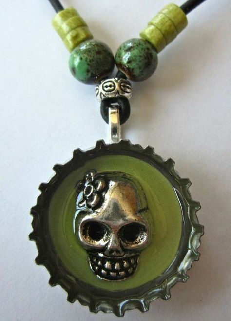 Skull Bottle, Bottle Cap Projects, Bottle Cap Jewelry, جوني ديب, Bottle Cap Necklace, Bottle Cap Art, Bottle Cap Crafts, Metal Bottles, Bottle Top