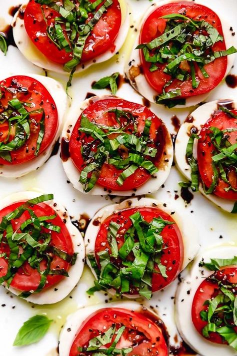 Tomatoe Caprese Appetizers, Caprese Side Dish, Fresh Mozzarella Tomato And Basil, Mozerella Tomato Caprese, Caprese Salad Ideas, Tomatoe Mozz Basil Salad, Tomatoe Basil Mozzarella, Sides To Go With Pizza, Healthy Caprese