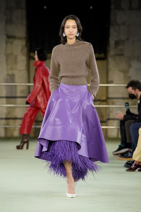 Skirts 2023, Trendy Dress Outfits, Purple Skirt, Fall 2022, 가을 패션, Purple Fashion, Mode Vintage, Mode Inspiration, Fashion Colours