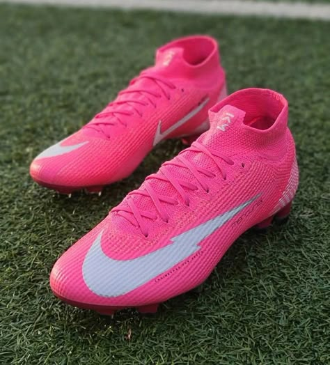 Hot Pink Soccer Cleats, Soccer Cleats Men, Pink Nike Cleats, Preppy Soccer Cleats, Pink Football Boots, Pink Football Cleats, Cute Soccer Cleats, Pink Cleats, Pink Soccer Cleats