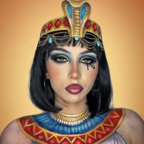 Cleopatra Face Paint, Egyptian Cosplay Woman, Cleopatra Makeup Ideas Egyptian Goddess, Nefertiti Makeup, Ancient Egypt Makeup, Ancient Egyptian Makeup, Egyptian Eyeliner, Egyptian Make Up, Egypt Makeup