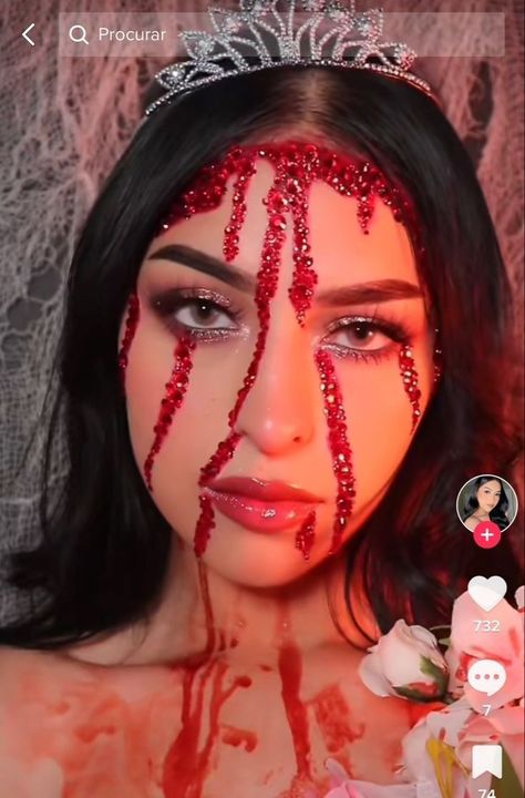 Sfx Halloween Costume Ideas, Carrie Costumes Halloween, Blow Up Costumes Halloween, Carrie Costume Makeup, Unquie Halloween Costume, Carrie Halloween Makeup, Carrie Fantasia, Dead Princess Makeup, Rhinestone Blood Makeup