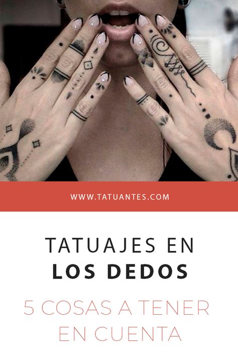 Te listamos 5 cosas a tener en cuenta sobre los tatuajes en los dedos de la mano. Si tienes pensado tatuarte en un dedo de la mano, debes tenerlo en cuenta.  #tatuaje #tattoo #tattoos #tatuajes #tatuantes Tattoo Manos Mujer, Kitten Tattoo, Toe Tattoos, Finger Tattoo Designs, Hand Doodles, Muster Tattoos, Small Hand Tattoos, Creative Tattoos, Finger Tattoos