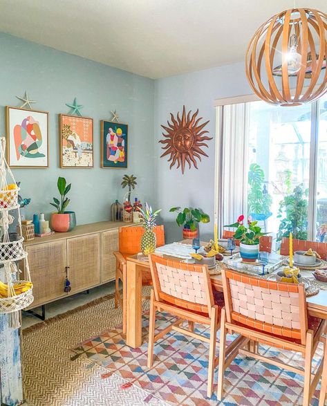 Apartment Therapy (@apartmenttherapy) • Instagram photos and videos Mexican Dining Room, Eclectic Dining Room, Boho Dining Room, Vibrant Living Room, Eclectic Dining, Dining Room Colors, Colourful Living Room, Eclectic Living Room, Elegant Dining Room