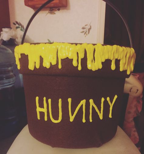 Winnie the Pooh Hunny Pot Halloween bucket DIY. Made of a plastic bucket, hot glued felt all around it and yellow puff paint! Diy Halloween Buckets, Winnie The Pooh Hunny Pot, Pooh Hunny Pot, Pooh Costume, Bucket Diy, Winnie The Pooh Hunny, Winnie The Pooh Costume, Hunny Pot, Pregnant Halloween Costumes