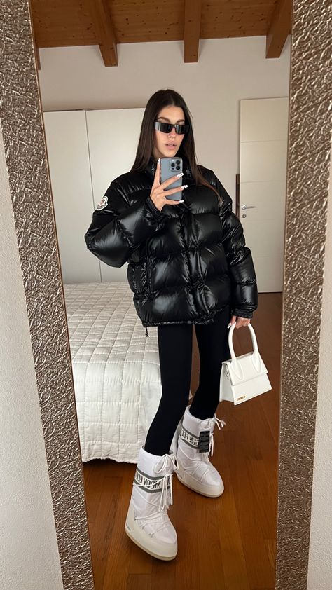 Moncler Down Jacket, Moon Boot Aesthetic, Moon Boots Outfit Style, Inuikii Boots Outfit, Outfit Neve, Moon Boot Outfit, Moncler Outfit, Moncler Aesthetic, Moon Boots Outfit