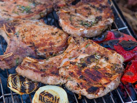 Herb Kissed Grilled Pork Chops Quick Paleo Meals, Delicious Pork Chops, Rosemary Pork Chops, Pork Chop Recipes Grilled, Pan Seared Pork Chops, Pork Chop Recipe, Seared Pork Chops, Juicy Pork Chops, Savory Herb