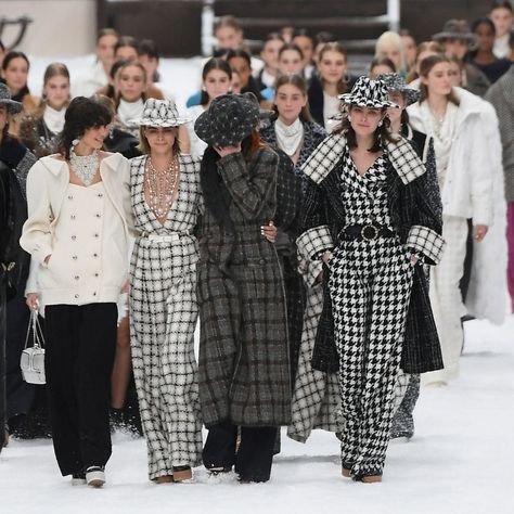 How the Chanel fashion show honoured Karl Lagerfeld in the most beautiful way Moda Chanel, Chanel Fashion Show, Mode Chanel, New York Street Style, Chanel Collection, Moda Paris, Claudia Schiffer, Double Denim, Penelope Cruz