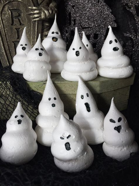 Merangue Recipe Ghosts, Meringue Ghosts, Ghost Meringues, Halloween Tea Party, Pop Cupcakes, Ghost Party, Halloween Food Treats, Holiday Party Foods, Halloween Appetizers