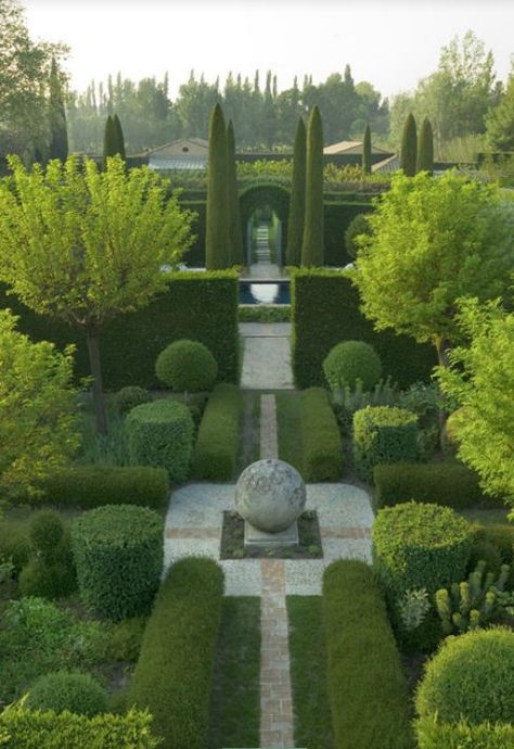 Oulkook & Predominence of axes Formal Garden Design, Boxwood Garden, Topiary Garden, Formal Garden, Classic Garden, Italian Garden, Topiaries, Formal Gardens, Gorgeous Gardens