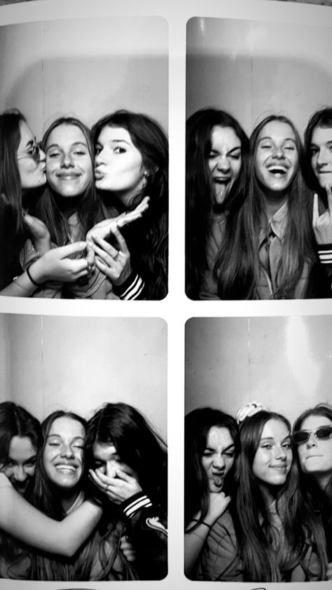 Photobooth Trio Poses, Trio Polaroid Pictures, Trio Photobooth Ideas, Trio Story Ideas, Sleepover Photo Ideas, Trio Photobooth, Photobooth Pictures With Friends, Photo Booth Poses Friends, Sleepover Pictures