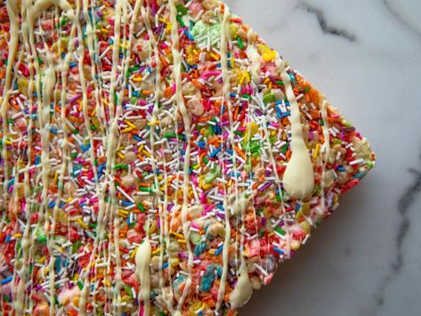 Get Rainbow Crispy Treats Recipe from Food Network Rice Crispy Treats Healthy, Vegan Rice Crispy Treats, Sugar Free Cereal, Chocolate Rice Crispy Treats, Chocolate Rice Crispy, Crispy Treats Recipe, Food Network Recipes Pioneer Woman, Rice Crispy Treats Recipe, Ree Drummond Recipes