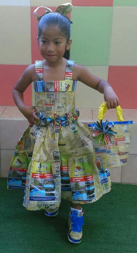 Newspaper Dress For Kids, Žemės Diena, Recycled Materials Fashion, Recycled Fashion Diy, Recycle Preschool, Diy Dinosaur Costume, Adventure Time Clothes, Fashion Recycle, Dress Up Area