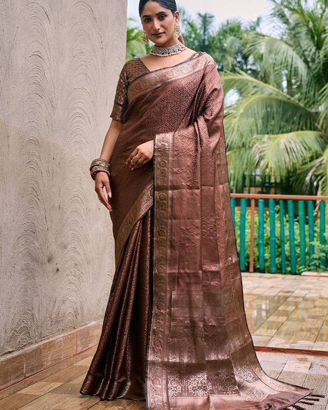 💫 Embrace comfort and style with our timeless collection of simple sarees. Perfect for any occasion! 💃✨ Catlog No: 14214🙈 DM For Price & Order! . . . . #Fashion #OOTD #Style #Fashionista #InstaFashion #StreetStyle #FashionBlogger #TrendAlert #WardrobeGoals #FashionDaily #LookBook #OutfitInspiration #StyleInspo #FashionAddict #FashionTrends Heavy Saree, Soft Saree, Lehenga Bridesmaid, Bridesmaid Saree, Western Wedding Dresses, Indian Look, Party Sarees, Simple Sarees, Brocade Blouses