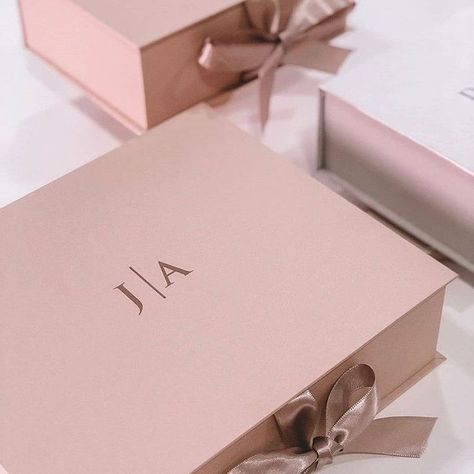 Desain Merek, Scarf Packaging, Jewelry Packaging Design, Plain Jewelry, Beauty Branding, Luxury Packaging Design, Packaging Ideas Business, Small Business Packaging Ideas, Clothing Packaging