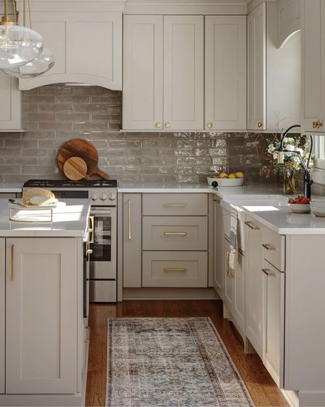 Cream Kitchen Countertops, Cream Cabinet Kitchen, Backsplash With Cream Cabinets, Cream Cabinets Black Countertops, Taupe Interior Design, Kitchen With Cream Cabinets, Cream Cabinets Kitchen, Tan Kitchen Cabinets, Small Farm House Kitchen