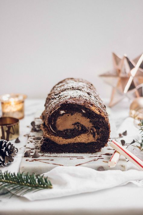 Yule Log Recipe, Chocolate Yule Log, Christmas Dessert Table, Yule Log Cake, French Chocolate, Impressive Desserts, Chocolate Whipped Cream, Log Cake, Yule Log