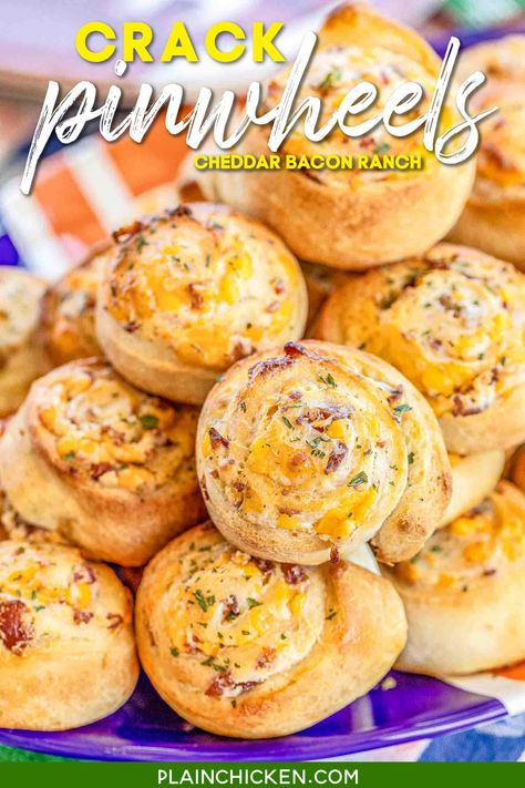 Crack Pinwheels - SO addictive!!! Ranch seasoning, cream cheese, cheddar cheese, and bacon baked in pizza dough - I could eat the whole batch! Great as an appetizer or with soup or stew. Tastes great hot out of the oven or at room temperature. These cheesy bread pinwheels don't last long! #cheddar #bacon #ranch #tailgating #gameday #bread #appetizer Bread Pinwheels, Pinwheel Recipe, Crescent Roll Appetizers, Puff Pastry Pinwheels, Chicken Pinwheels, Cream Cheese Pinwheels, Pizza Pinwheels, Pizza Roll Recipe, Bacon Pizza