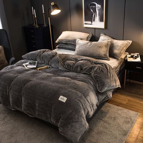 Black Velvet Comforter, Black Bedding Aesthetic, Bed Set Ideas, Luxe Bedding, Bedroom Relaxing, Luxe Bed, Velvet Bedding, Velvet Bedding Sets, Velvet Duvet