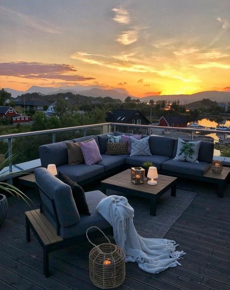 Rooftop Decor, Rooftop Ideas, Roof Terrace Design, Rooftop Patio Design, Easy Patio, Balkon Decor, Terrace Furniture, Terrace Decor, Rooftop Design