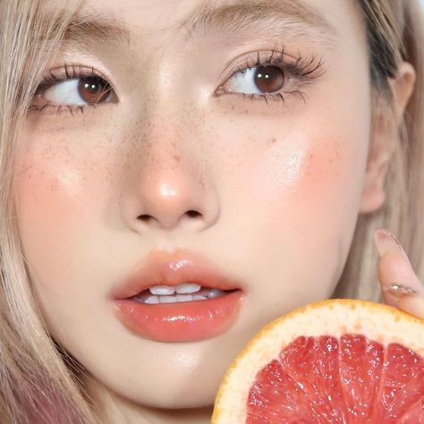 Peach Blush Makeup, Peach Makeup Look, Coral Makeup, Makeup Layout, Timeless Makeup, Peach Makeup, Orange Makeup, Orange Blush, Douyin Makeup