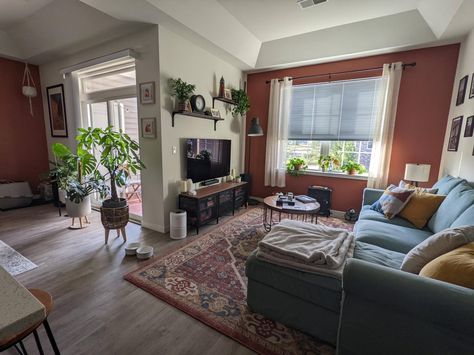 Apartment Old Fashioned, Old Apartment Living Room, Old Apartment Aesthetic, Old New York Apartment, Hudson Valley Ny, Old Apartments, House Apartment, Home Apartment, Future Apartment