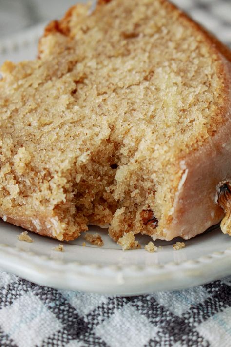 Maple Pound Cake Recipe, Maple Loaf Cake, Maple Pound Cake, Fall Pound Cake Recipes, Maple Syrup Cake, Maple Desserts, Elvis Presley Cake, Pound Cake Glaze, Maple Cake