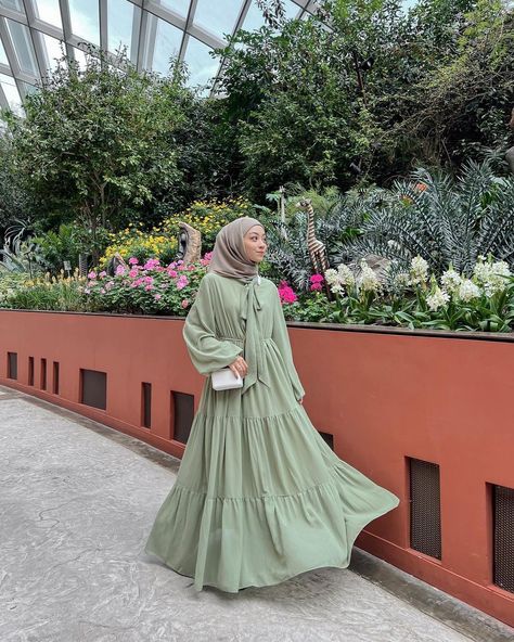 Green Dress Hijab, Muslim Veil, Green Hijab, Hijabi Dresses, Girl Green Dress, Muslimah Dress, Hijabi Girl, Hijab Dress, Abaya Fashion