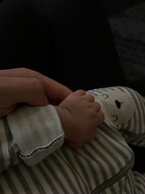 Baby Holding Finger, Holding A Baby, Latina Outfits, Annie Leblanc, Baby Finger, Mommy Goals, Holding Baby, Future Mom, Baby Hands