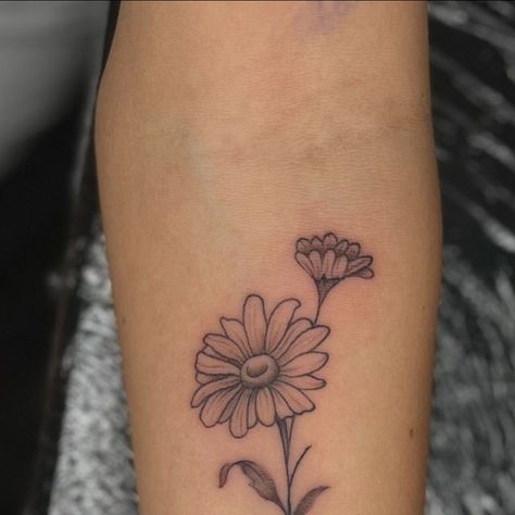 Lauren Dempsey on Instagram: "Soft little daisy  #tattoo #tattoos #flower #flowertattoo #daisy #daisytattoo #blackandgreytattoo #blackworktattoo #stippletattoo #tattooer #tattooartist #ink #inked" Daisy Head Tattoo, Daisy Head, Tattoo Boy, Diamond Tattoo, Diamond Tattoos, Head Tattoo, Daisy Tattoo, Boy Tattoos, Head Tattoos