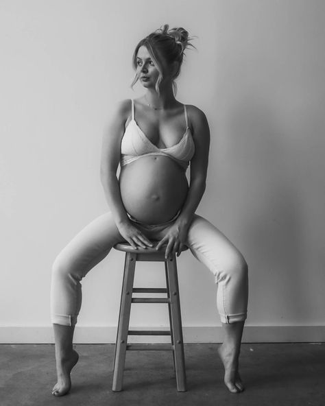 Pregnant Photoshoot Studio Ideas, Pregnant Yoga Photography, Yoga Maternity Photos, Maternity Yoga Outfit, Boudiour Maternity, Early Pregnancy Photoshoot, Calvin Klein Maternity Shoot, Maternity Boudiour Photoshoot, Twin Maternity Photos