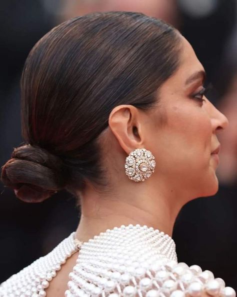 Glamorous Affair: Elegant Bun Hairstyles for Ladies Who Love Luxury Elegant Bun Hairstyles, Olivia Palermo Makeup, Sleek Hair Bun, Bun Hacks, Deepika Hairstyles, Hair Bun Ideas, Deepika Padukone Makeup, Deepika Padukone Hair, Heart Dp