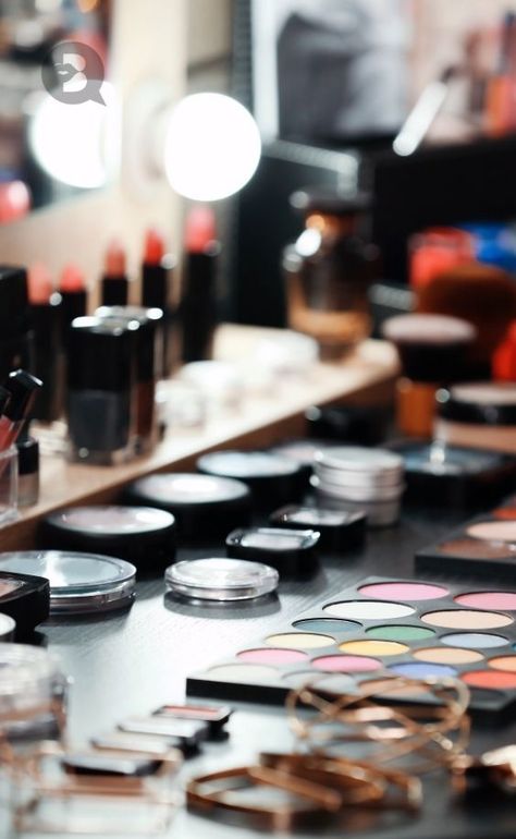 How much do #makeupartists charge? 🤔 If you dream of becoming a professional #MUA, this is definitely information you’ll need to know! 👍 Read on as we break down the best practices for pricing your #makeup services, so YOU can set your dream career up for success! 💕 Frosty Pink Lipstick, Professional Makeup Artist Kit, Brown Hairstyles, Doing Makeup, Makeup Artist Kit, Orange Blush, Hair Color Brown, Best Makeup Artist, Blue Eyeliner