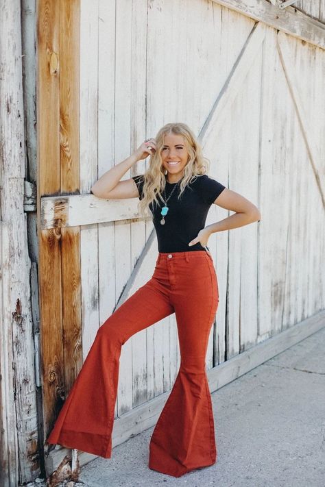 Bell Bottom Jeans Outfit, Outfit Country, Senior Photo Outfits, Southern Outfits, Estilo Hippy, Country Style Outfits, Western Wear Outfits, Cute Country Outfits, Country Girls Outfits