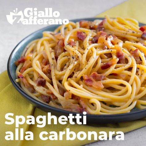 Il condimento per la carbonara si prepara in una manciata di minuti. Pensate che occorrono soltanto guanciale speziato tagliato a striscioline, una crema dorata a base di tuorli (nella nostra versione) e tanto Pecorino grattugiato al momento. Nella sua semplicità e nella ricchezza delle materie prime, la ricetta degli spaghetti alla Carbonara è un caposaldo della cucina italiana! Carbonara Video, Tagliatelle Carbonara, Shell Pasta Recipes, Pasta Alla Carbonara, Pasta Italiana, Noodle Recipes Easy, Pasta Salad Italian, Italy Food, Pasta Dinner Recipes