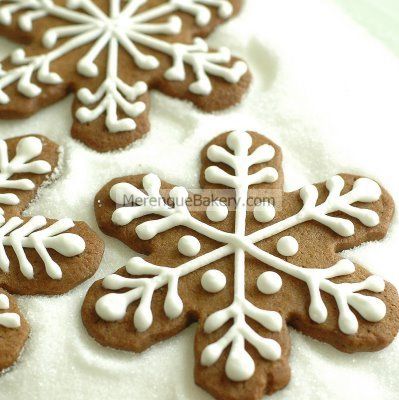 Snowflakes by Merengue Bakery via Flickr Ginger Bread Cookies Recipe, Snowflake Cookies, Gingerbread Cookie, Christmas Cookies Decorated, Christmas Cooking, Christmas Goodies, Icing Cookies, Christmas Gingerbread, Decorated Cookies