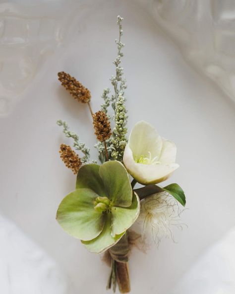 Boutonniere Wedding Spring, Modern Boutonniere, Garden Party Boutonniere, Garden Wedding Boutonniere, Dainty Boutonniere, Whimsical Boutonniere, Organic Boutonniere, Green Boutonniere, Wedding Guest Table