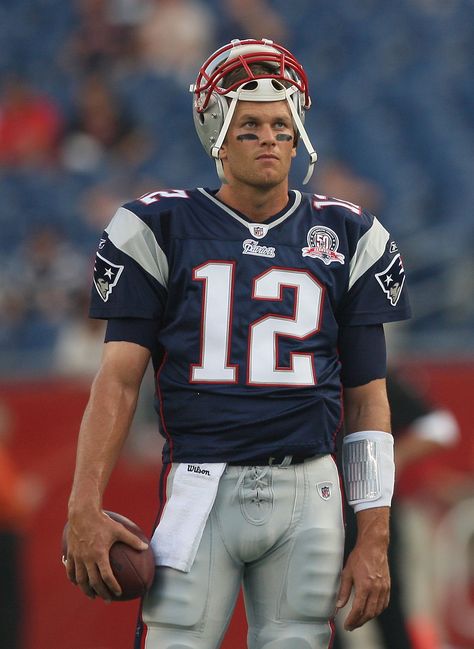 Behold Tom Brady's Beauty Both on and Off the Field Tom Brady Aesthetic, Nfl Celebrations, Tom Brady Pictures, Football Aesthetics, Tom Brady Photos, Tom Brady Patriots, Cute Football Players, New England Patriots Football, Nfl Football Players